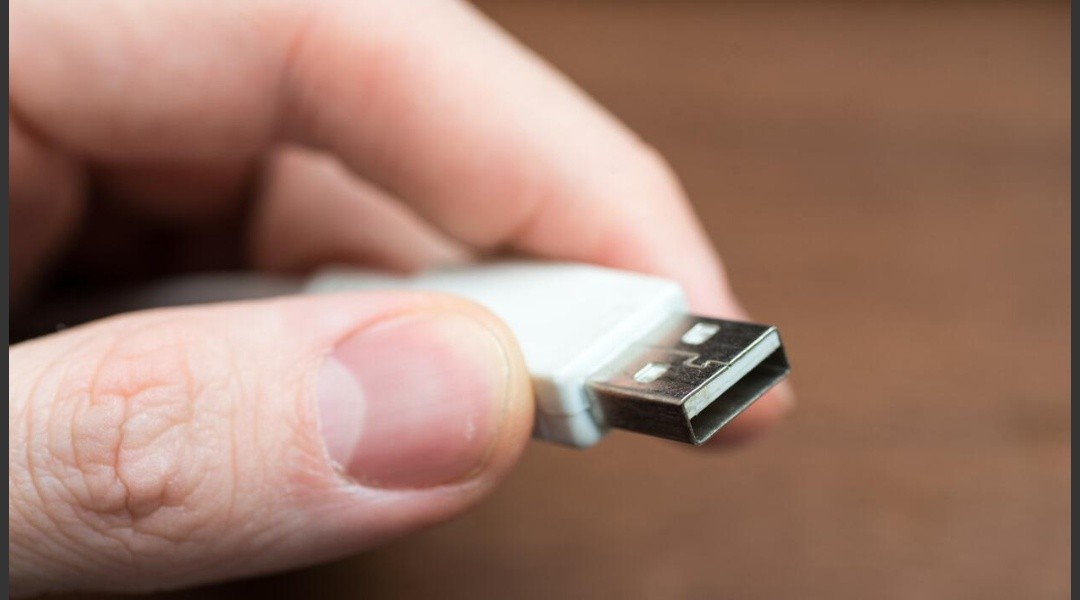 Un joven quiso medir su miembro con un USB y tuvieron que operarlo para sacárselo