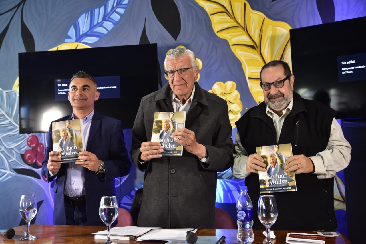 José Luis Gioja presentó el libro que contiene su plan de gobierno