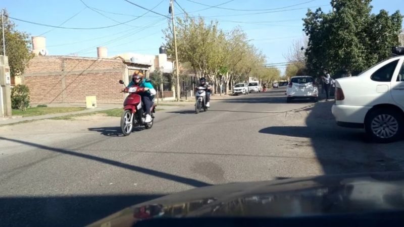 Inconcientes: dos jóvenes fueron filmados corriendo picadas en una zona transitada