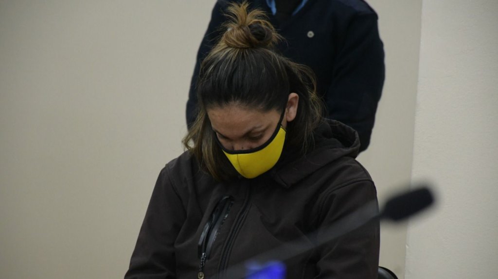 La portera vinculada a un menor volvió a la escuela y los padres estallaron de bronca