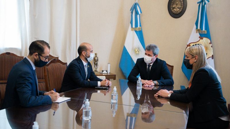 Reunión clave:  Uñac se reunió en Casa de Gobierno con el embajador de Emiratos Árabes