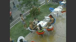 Tomaban un helado en familia y les intentaron robar el celular 