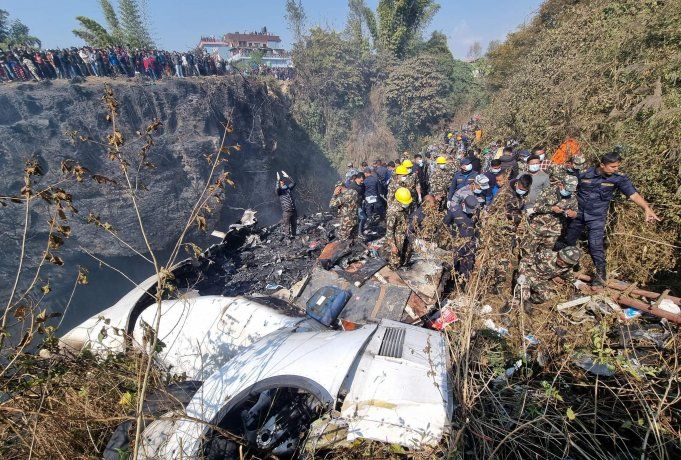 Tragedia en Nepal: murieron 67 personas al estrellarse un avión, en el que viajaba un argentino