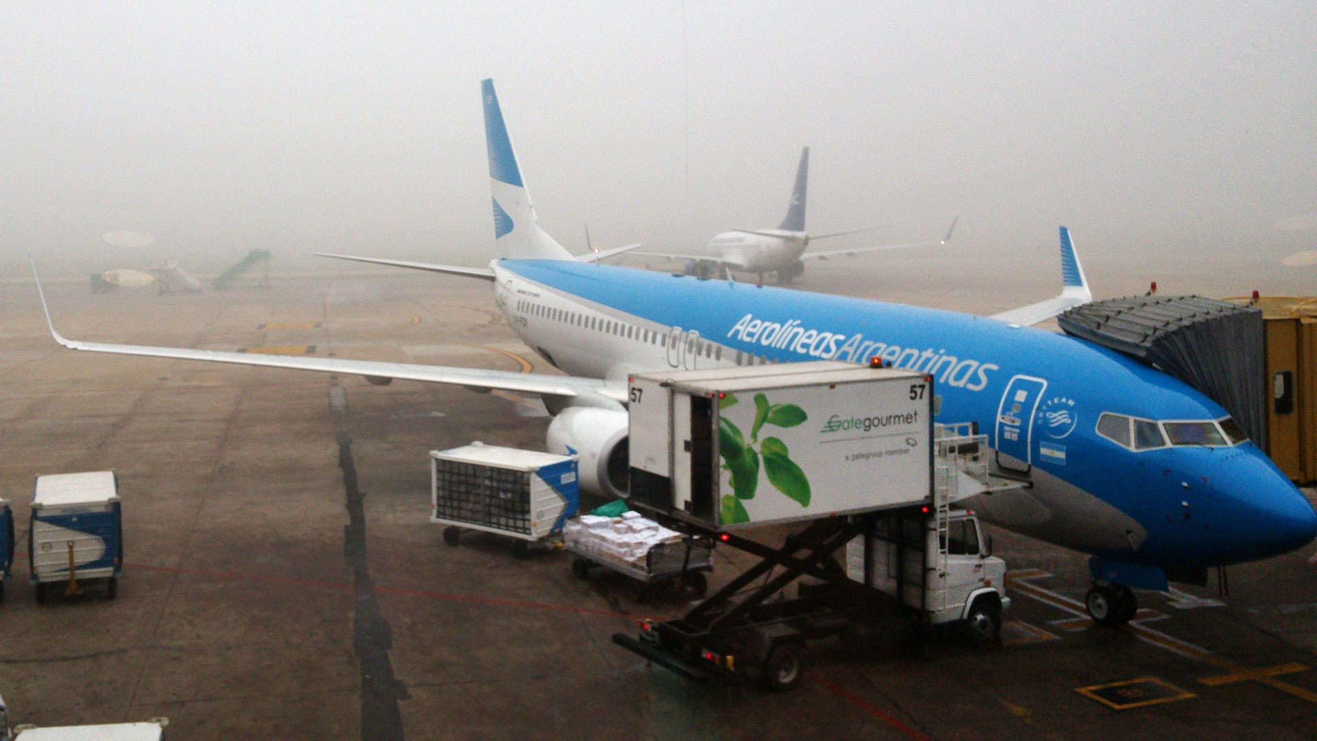 Por una tormenta hay más de 30 vuelos demorados entre Ezeiza y Aeroparque