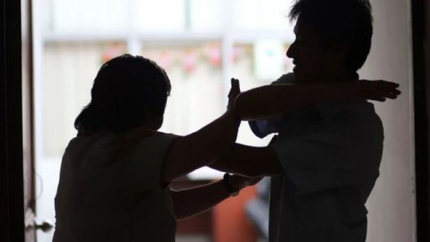 Delante de sus hijos, la golpeó, le tiró una taza y como lo dejaron fuera, apedreó la casa