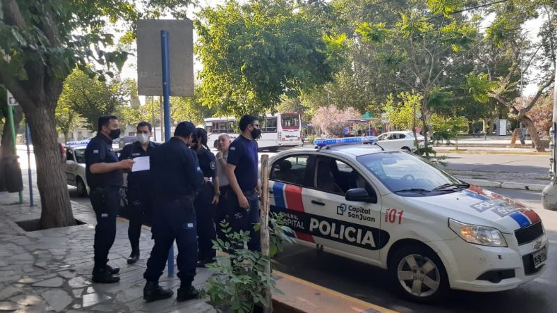 Generó disturbios frente a una conocida escuela y la policía lo metió preso