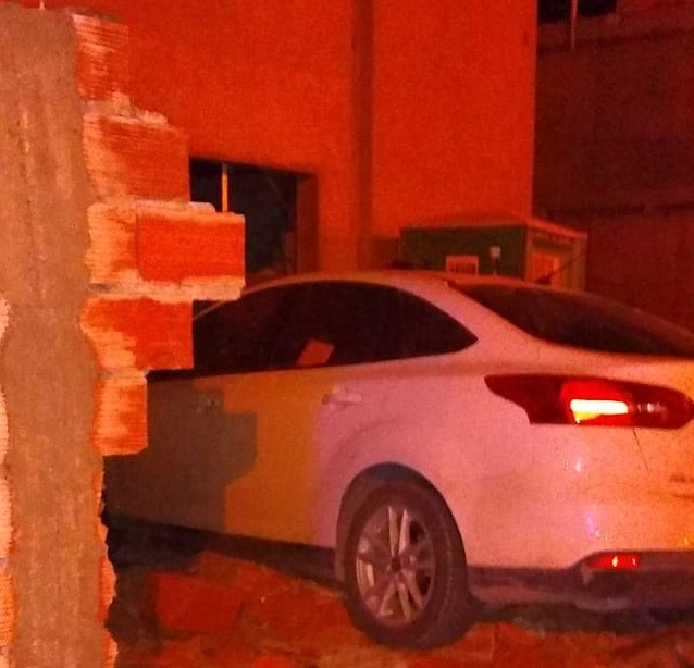 Iba borracho y chocó contra una casa