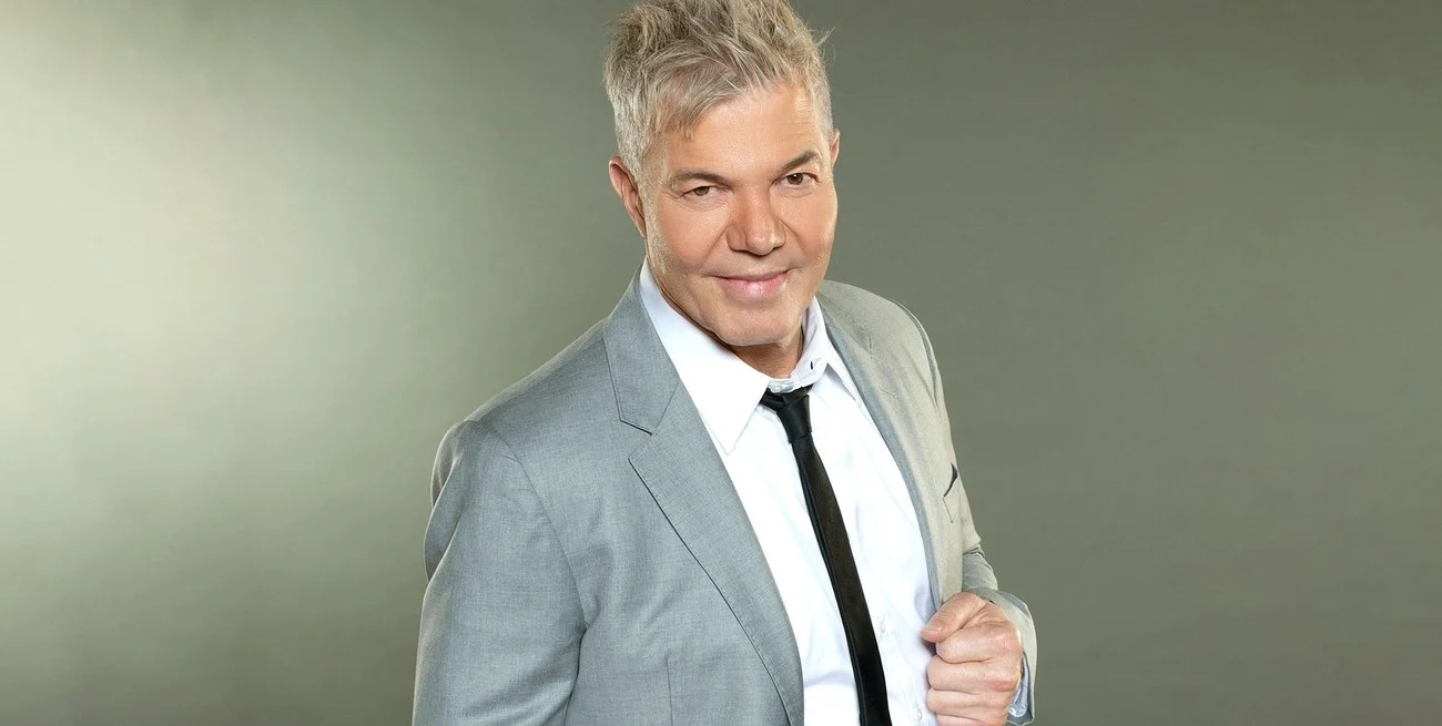 Burlando el popular: se lanzó como candidato en musculosa, short y ojotas