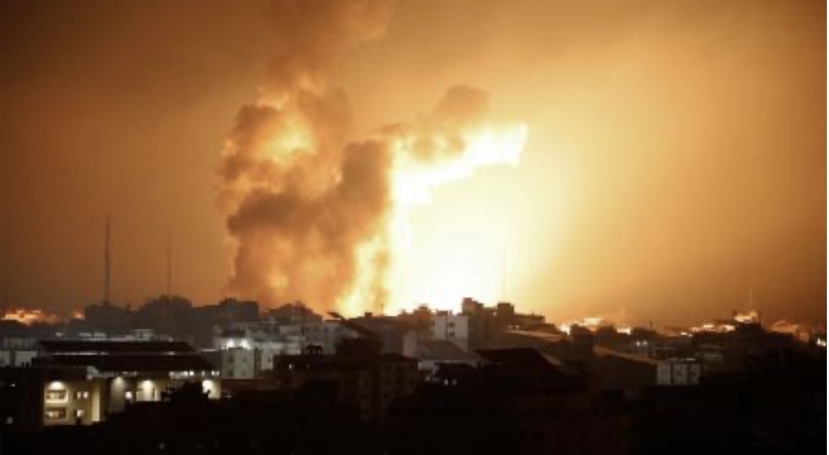 Israel bombardea Gaza e intercambia disparos con Hezbollah en la frontera del Líbano