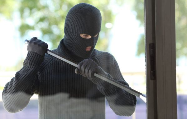 Un robo de película en Santa Lucía: delincuentes maniataron al dueño y encerraron a su familia