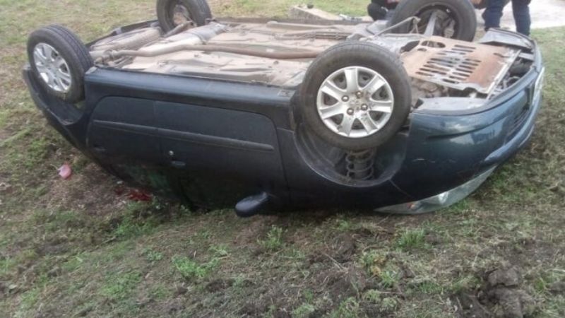 Una joven perdió el control de su auto y volcó