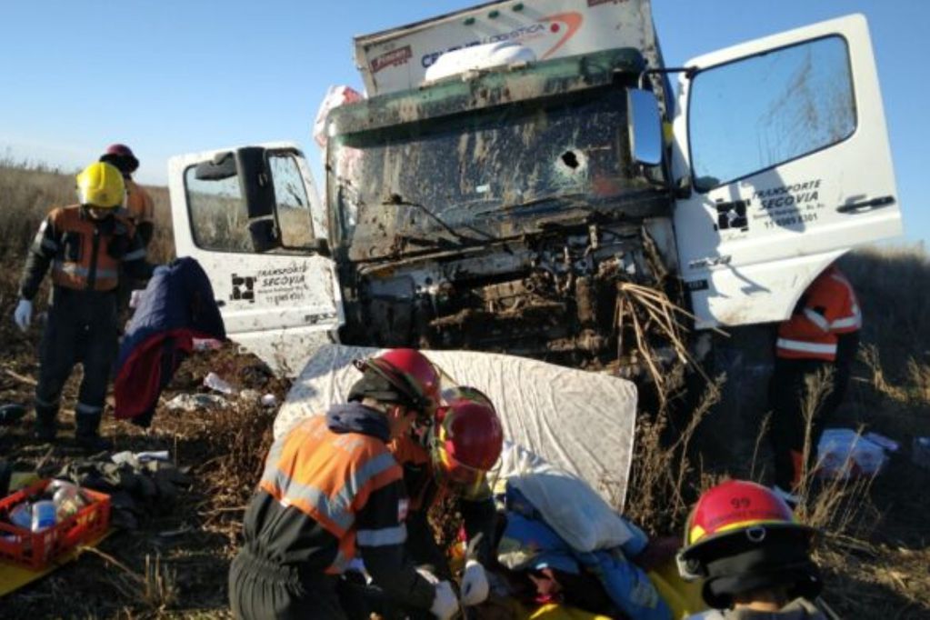 Un camionero fue apedreado cuando intentaba eludir un piquete de transportistas, chocó y murió