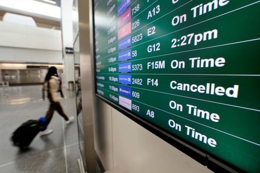 Más de 7.000 vuelos cancelados en el mundo durante Navidad por el avance de la variante Ómicron