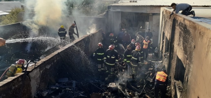 Un incendio arrasó con todo en una carpintería y generó pánico en los vecinos