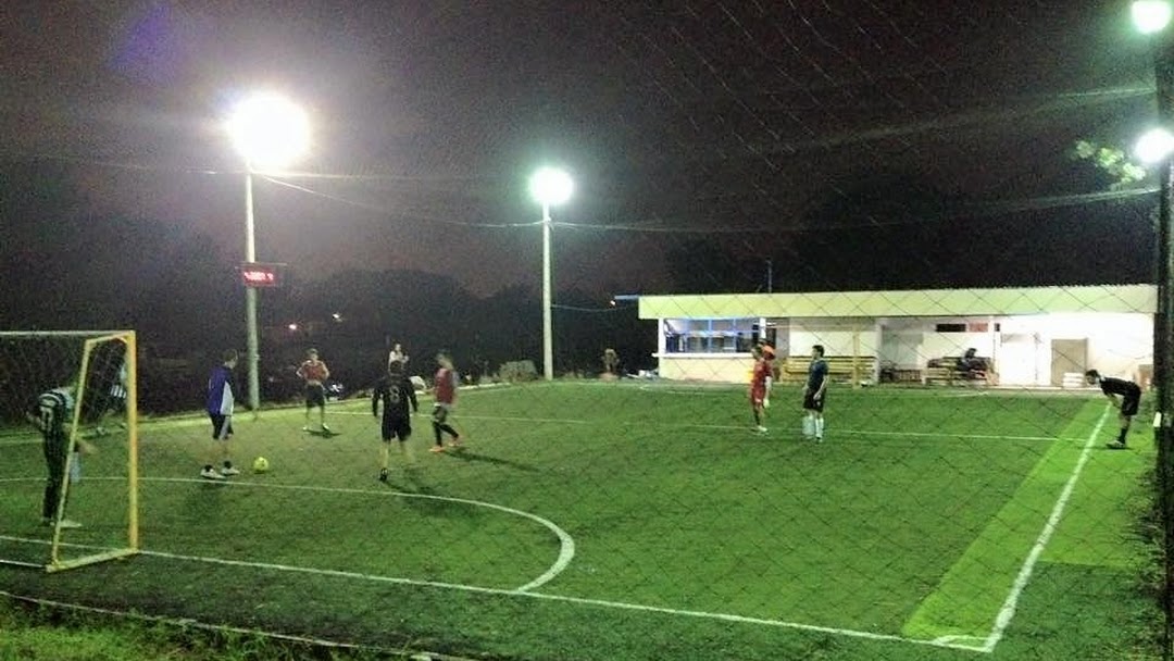 A las piñas, un grupo de jóvenes definió un partido de fútbol 5