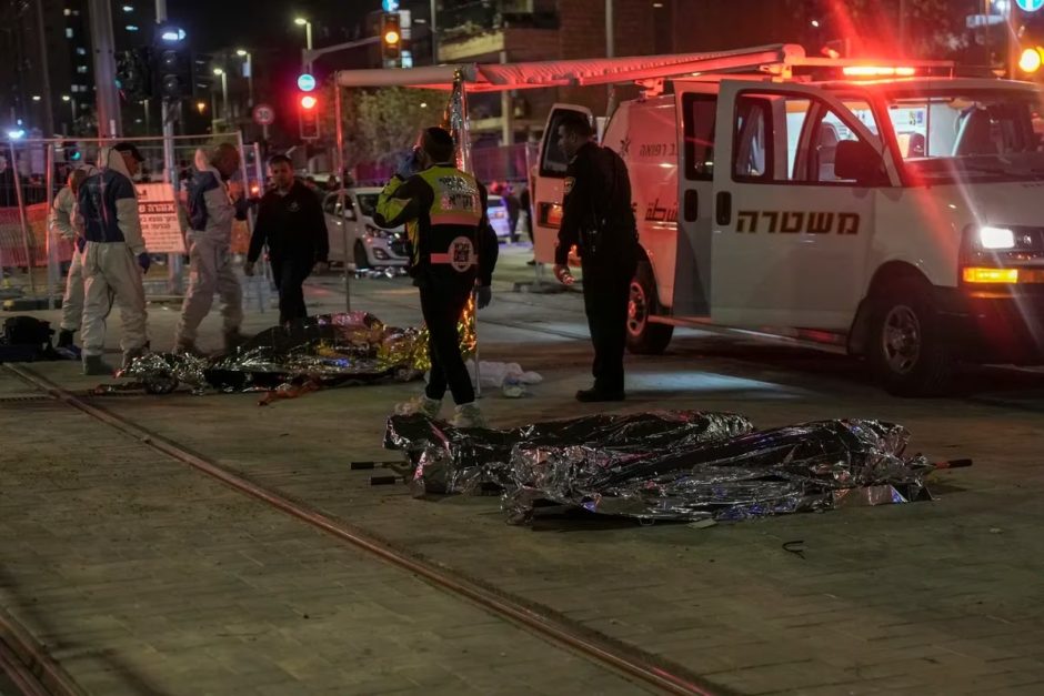 Matanza en una sinagoga de Israel: al menos 8 personas muertas