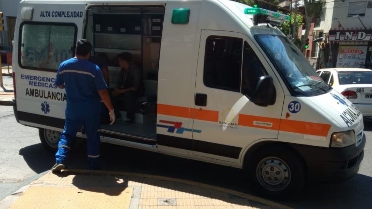 Al chocar con un auto, terminó fracturado