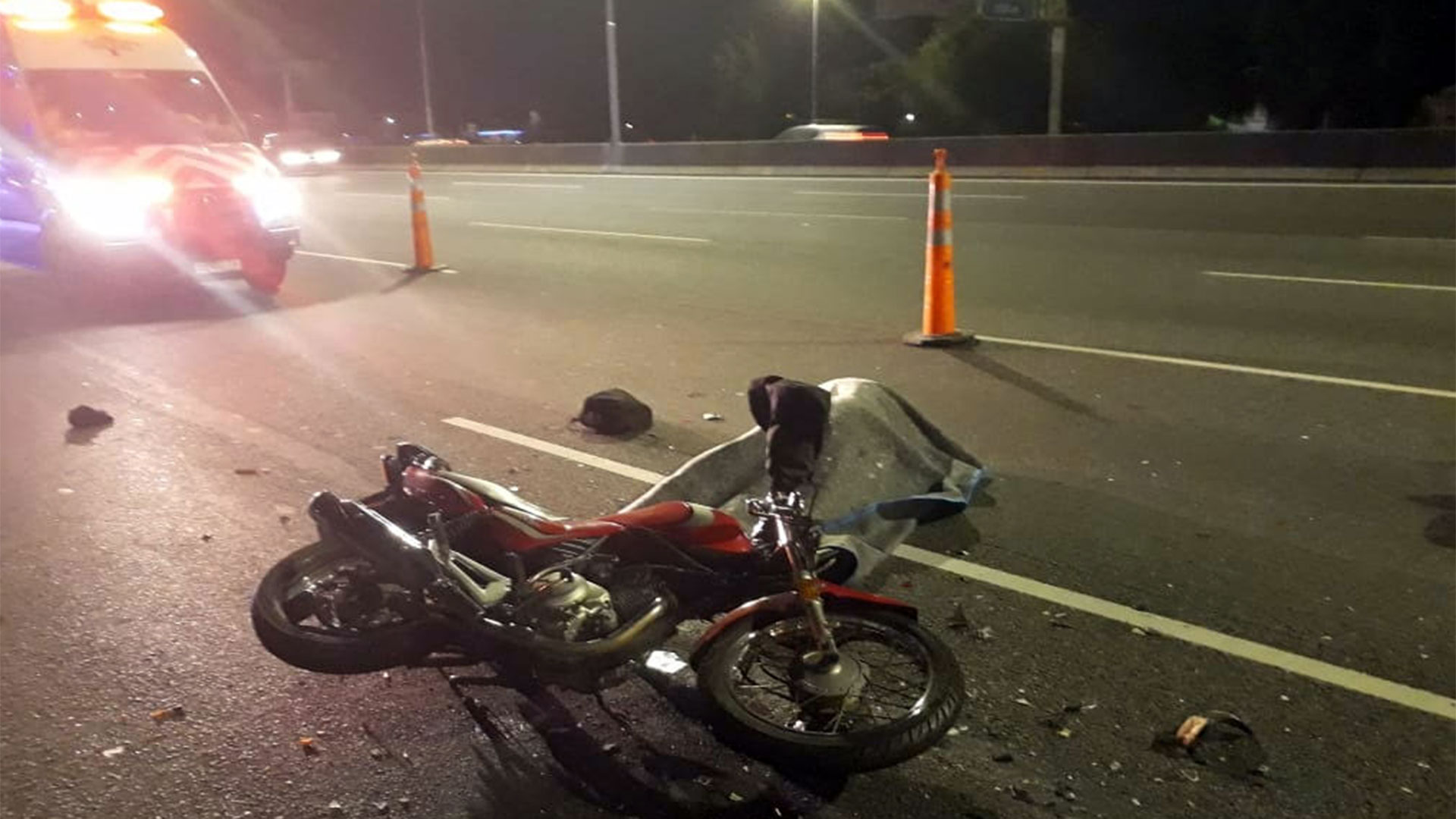 Chocó su moto contra un colectivo y quedó gravemente herido