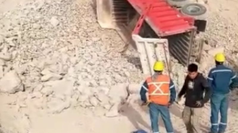 En la cornisa: Un camionero se salvó de milagro en Los Berros
