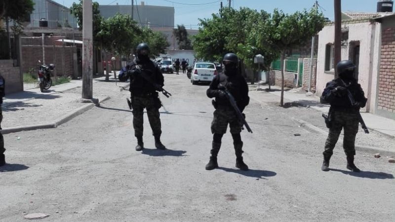 Otra verguenza: un policÃa está prófugo tras golpear a un adolescente
