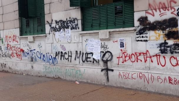 Quieren enrejar la escuela Sarmiento por los graffitis en la marcha del 8M