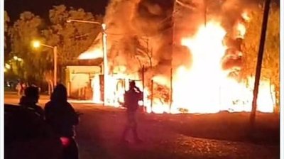 Incendio en Sarmiento: una fábrica de bolsas se quemó por completo