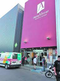 Un joven sufrió un brote psicótico en un shopping y mirá lo que pasó  