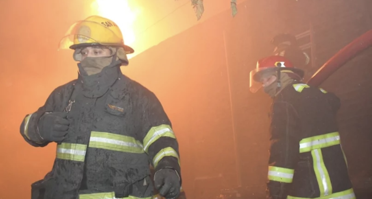 Una falla en una cocina provocó un gran incendio en una vivienda 
