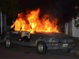 El incendio de un auto en plena calle generó pánico anoche