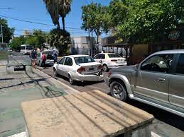 Al calor del mediodía, tres vehículos chocaron en cadena en el punto 0 de San Juan