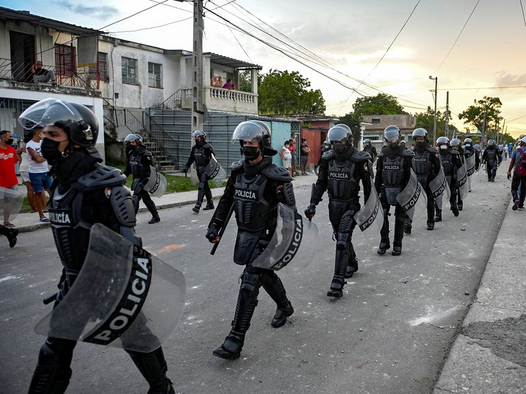 El régimen cubano de Castro desplegó una fuerte presencia policial ante la protesta opositora