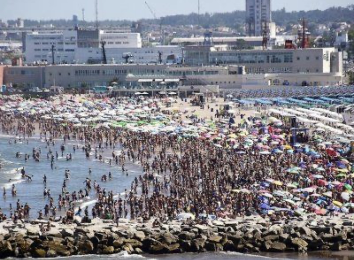 Verano 2024 en Mar del Plata: cuánto cuesta reservar una carpa en la playa