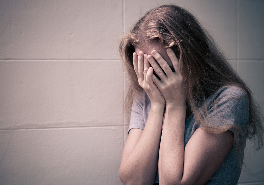 Le exigía a una adolescente que tenga sexo con otros, a cambio de no revelar sus fotos