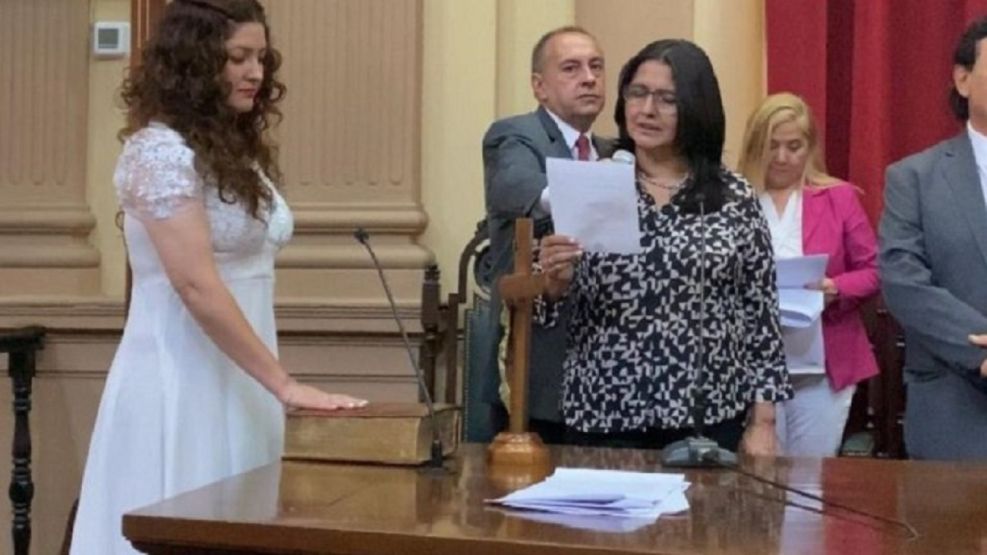 Una diputada salteña juró con anillo y vestida de novia