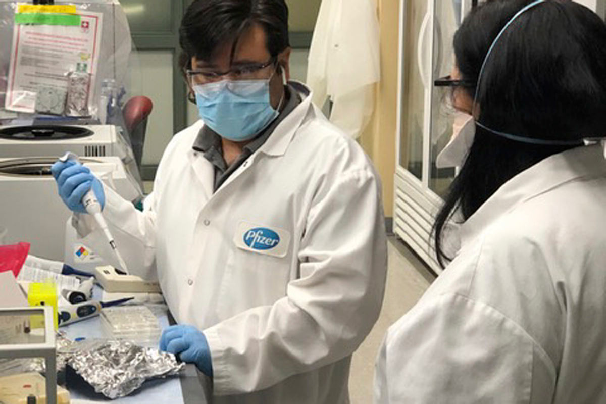 El laboratorio Pfizer inició un ensayo para desarrolar una vacuna basada en la variante Ómicron
