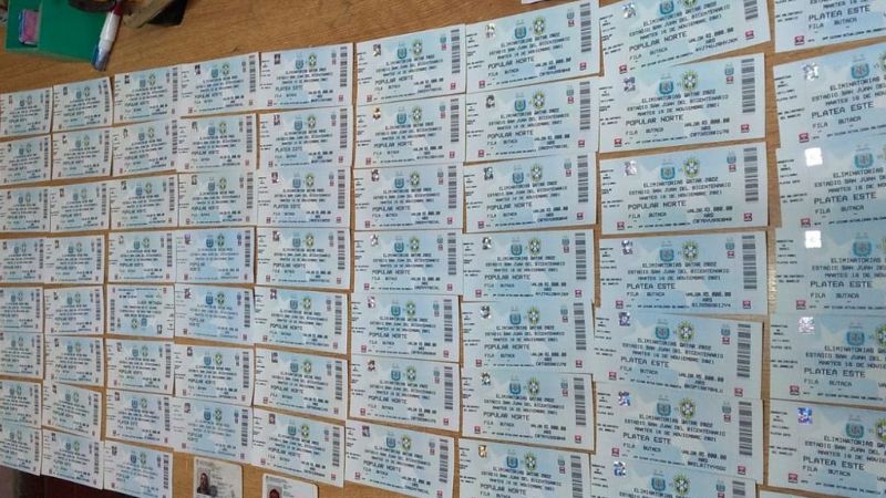 Detuvieron a dos hombres por vender entradas falsas para Argentina- Brasil
