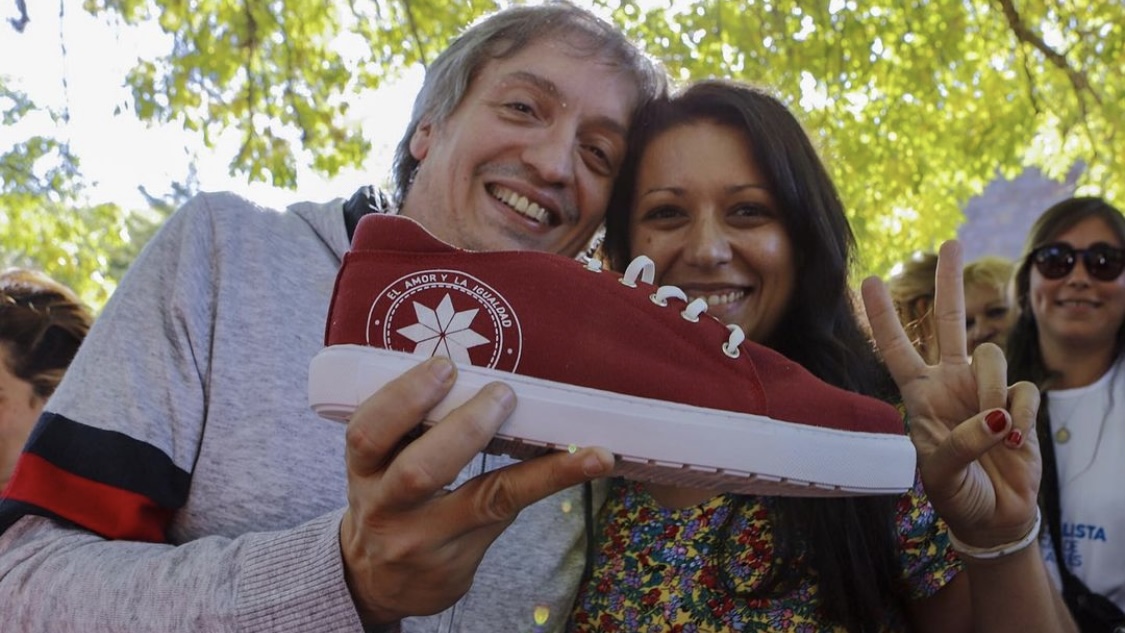 Una mujer creó las "Zapatillas Militantes" y ya las usa Máximo Kirchner
