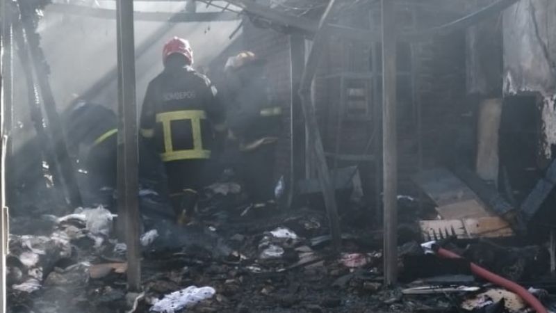 Salió a trabajar y cuando volvió su casa había sido consumida por el fuego