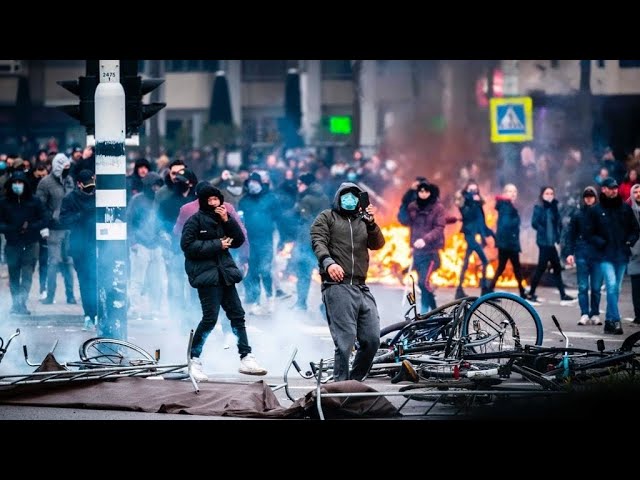 Nueva ola de COVID en Europa: corridas y autos en llamas durante una manifestación contra las restricciones en Rotterdam