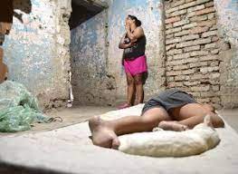 Una madre y sus 6 hijos viven en una casa a punto de caer