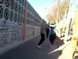 Dos menores se trenzaron a los golpes en la escuela