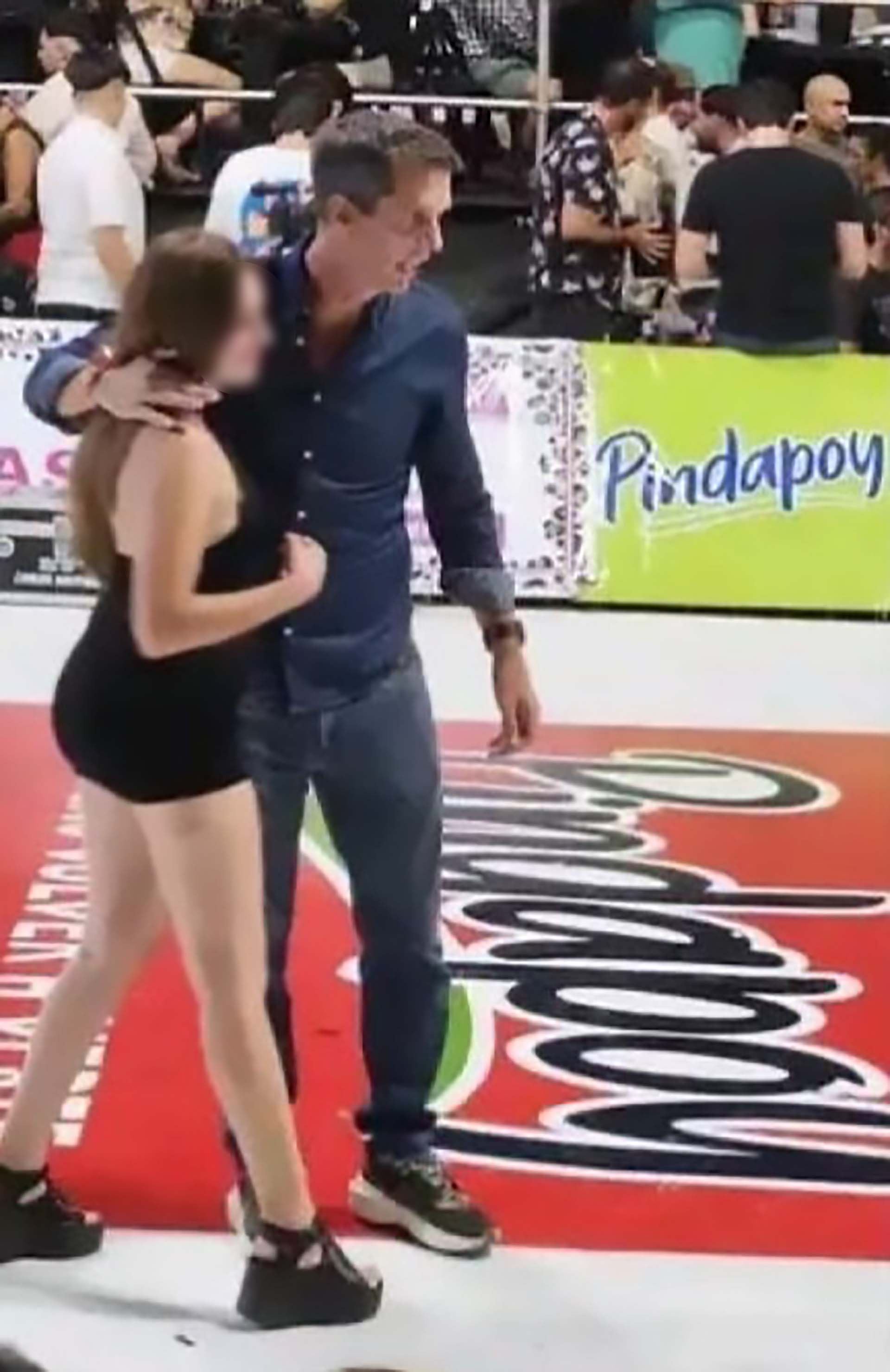 Intendente mano larga: apareció un video en manoseando a una chica