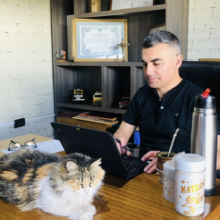 A poco de recibir su título de abogado, Gramajo publicó una foto estudiando acompañado