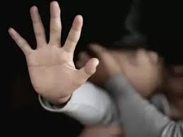 Una adolescente acompañó a su padre a esperar el colectivo pero este abusó de ella 