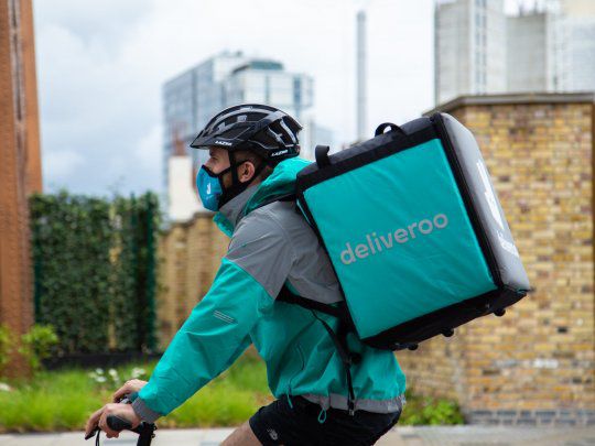 Una empresa de delivery se va de España porque una ley la obliga a pagar salarios a los repartidores