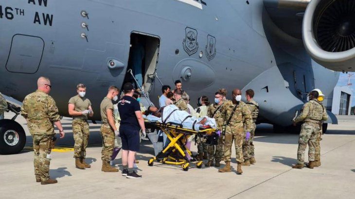 Drama en Afganistán: una mujer dio a luz en un avión de evacuación de EEUU