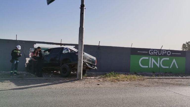 Una camioneta se incrustó en una pared