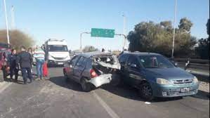 Tremendo choque en cadena de 5 autos mandó a una pareja y su hija al hospital