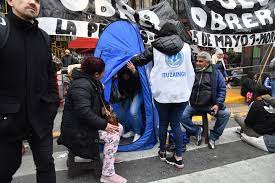 El negocio detrás del acampe piquetero: Puso carpas con baldes como "baños" 