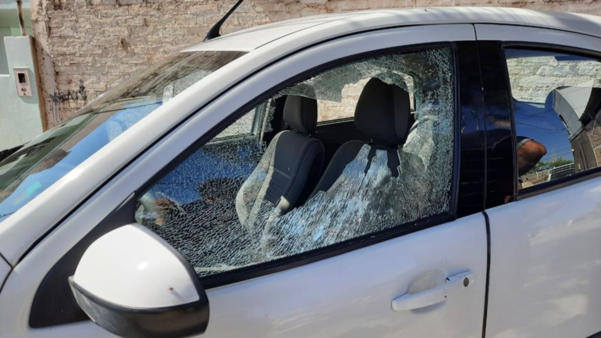 Sin motivo, jóvenes apedrearon a un auto y reventaron un vidrio
